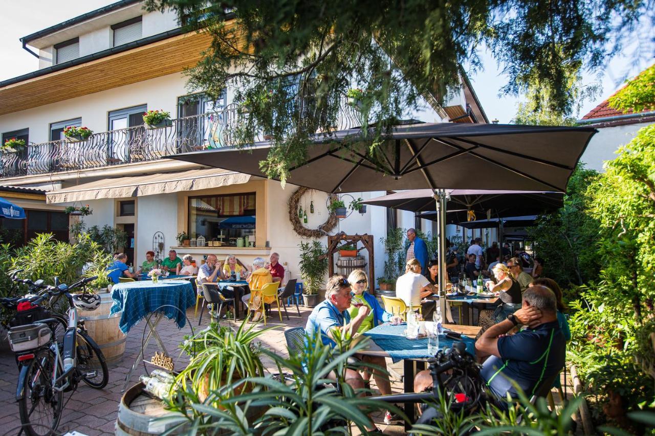 Pension Julia & Haus Elisabeth - Wallner'S Hofheuriger & Weinhof Mörbisch am See Esterno foto