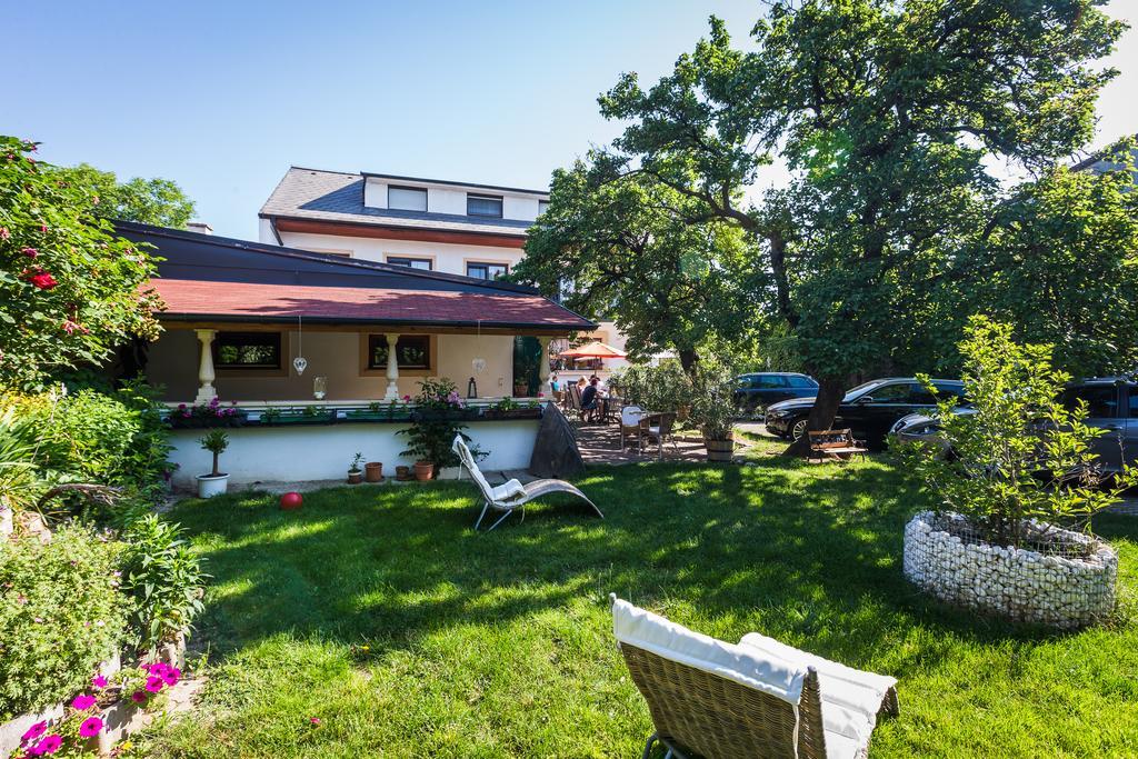 Pension Julia & Haus Elisabeth - Wallner'S Hofheuriger & Weinhof Mörbisch am See Esterno foto