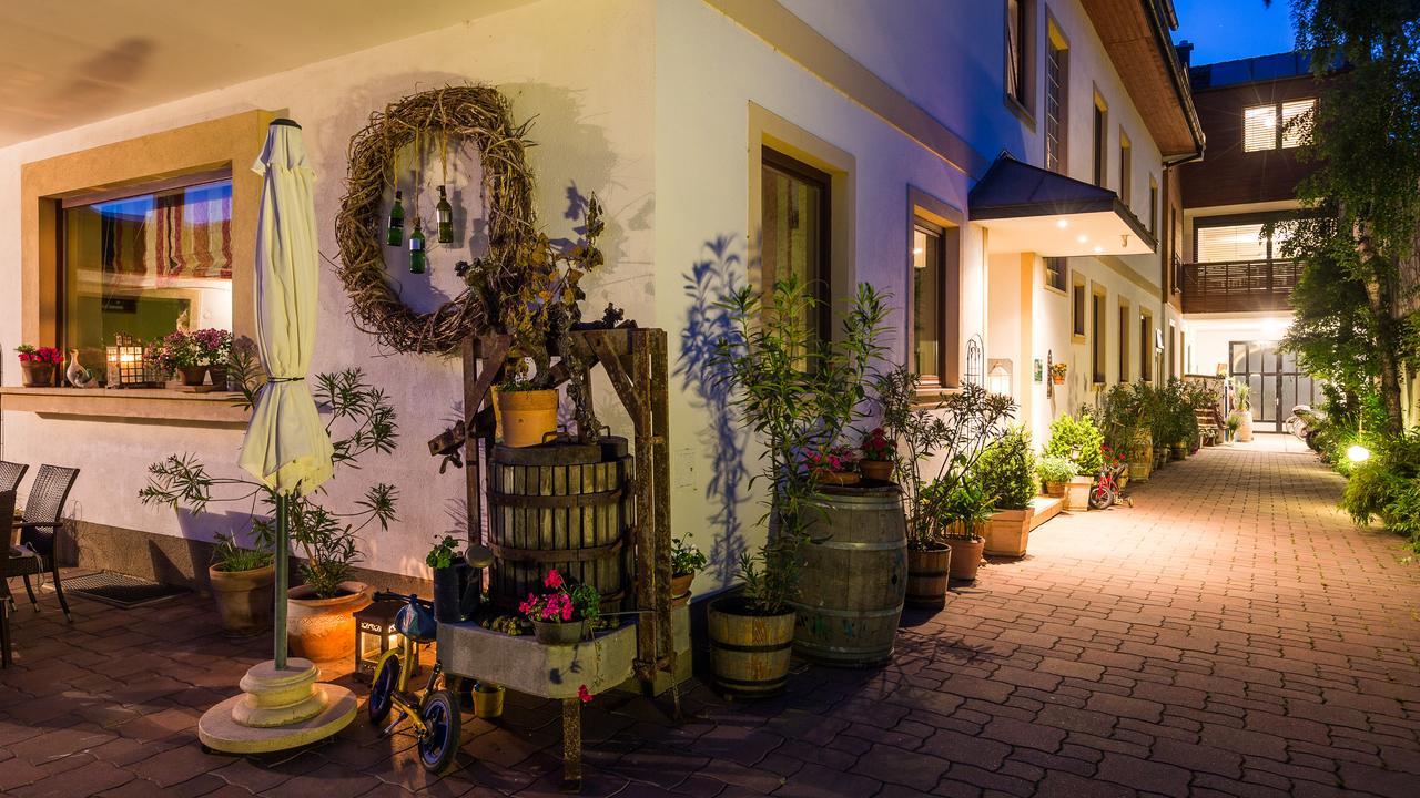 Pension Julia & Haus Elisabeth - Wallner'S Hofheuriger & Weinhof Mörbisch am See Esterno foto