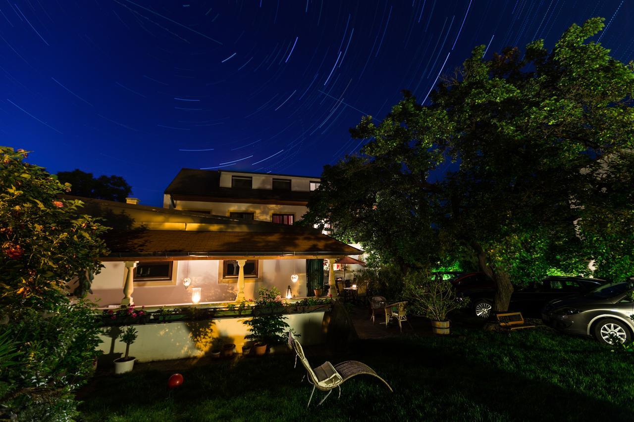 Pension Julia & Haus Elisabeth - Wallner'S Hofheuriger & Weinhof Mörbisch am See Esterno foto